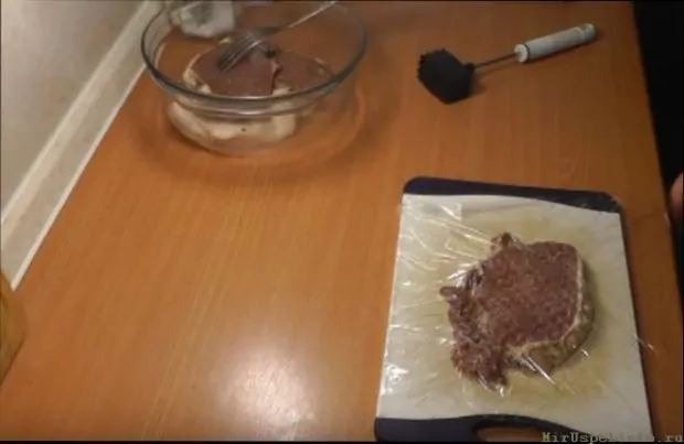 Как приготовить сочные отбивные из свинины на сковороде в кляре