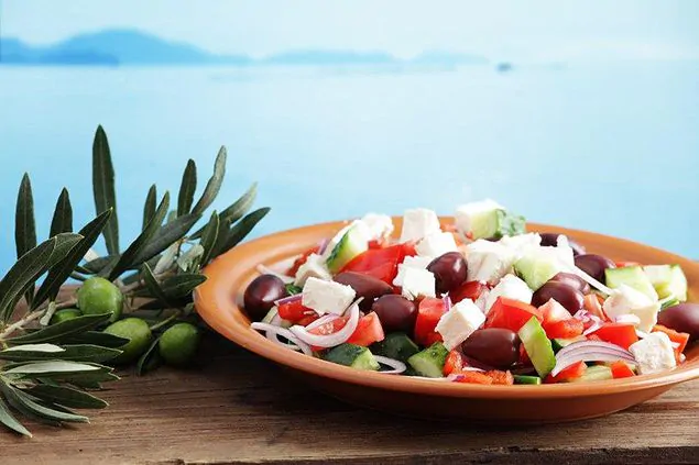 классический греческий салат: 2 рецепта с курицей и сухариками