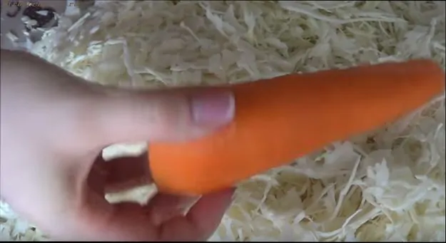 морковь, ее можно измельчить на шинковке