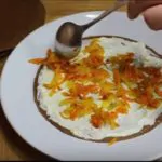 pechenochnyj-tort-iz-kurinoj-pecheni-s-lukom-i-morkovju