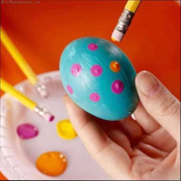 Как покрасить яйца с помощью акварельных красок