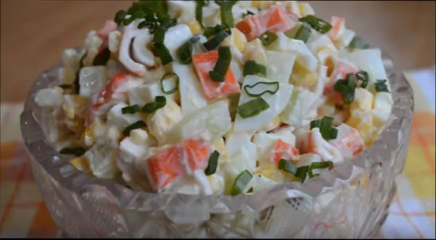 salat-s-krabovymi-palochkami-klassicheskij-recept-s-kukuruzoj-i-jajcom