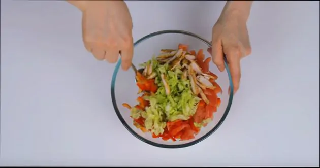 salat-s-kuricej-syro- i-grenkami