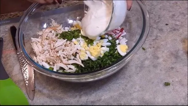 prostoj-salat-s-rediskoj-i-jajcom-ogurec-i-zelen