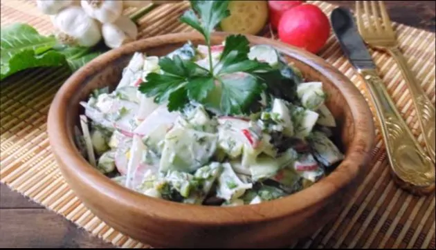 salat-iz-rediski-s-jajcom-ogurcom-i-zelen'ju-prostye-recepty-na-stole