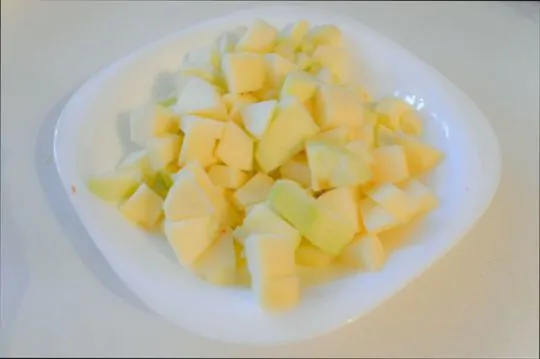 Очищаем и нарезаем яблоки небольшими 2-3 см кубиками