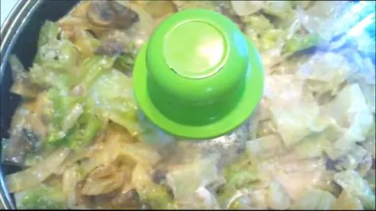 добавить в тушеную капусту с грибами зелень