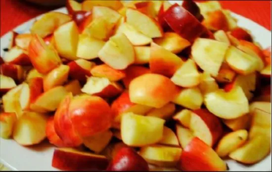 Яблоки хорошенько вымойте, снимите с них ножиком или овощечисткой кожуру