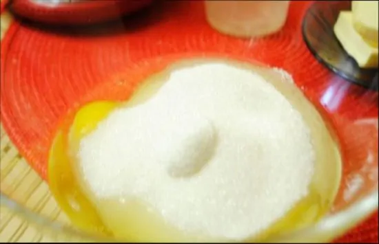 Берем отдельную тарелочку, разбиваем в нее яйца, а к ним всыпаем сахар