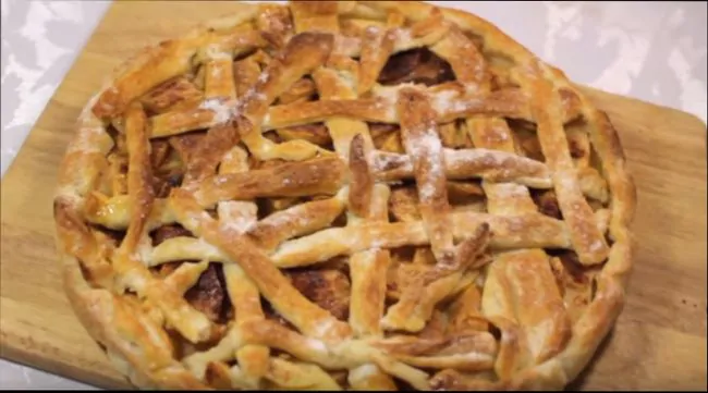 Классический (простой) пирог с яблоками из слоеного теста