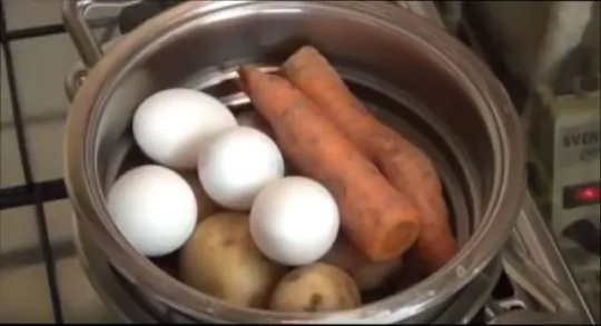 картошки, яйца и морковь хорошо моем и, не чистя кожицы, помещаем в кастрюлю