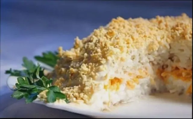 Вкусный салат Мимоза с сардиной и рисом