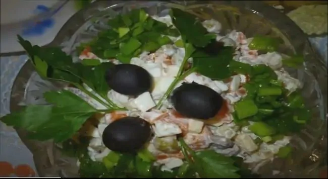 Пикантный салат оливье с оливками и отварным мясом говядины