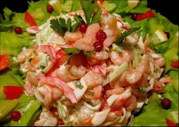 Салат из кальмаров с другими морепродуктами (креветками), свежими овощами и зеленью