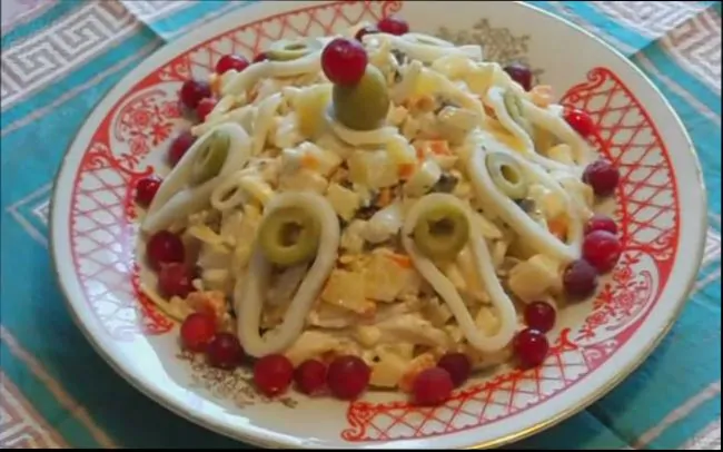 Салат с кальмарами - простые пошаговые рецепты вкусного салата из кальмаров