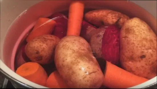 Картошку, бурак и морковку моем и отвариваем до полной готовности