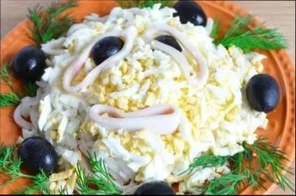 Салат с кальмарами – самый вкусный рецепт с яйцом и луком