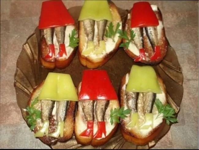 Бутерброды со шпротами в духовке