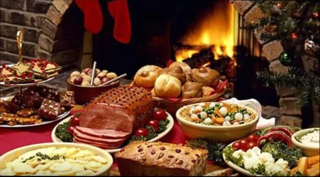 Вкусные горячие блюда на праздничном столе в Новый 2018 Год