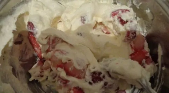 Смешайте ягоды со второй частью приготовленного сливочного крема