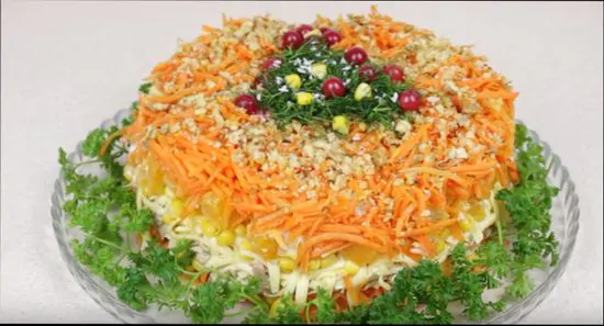 Новые рецепты праздничных салатов на столе в год Желтой Собаки