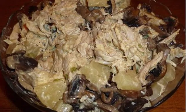 Салат с куриным филе, грибами и ананасами