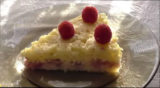 В тесто для манника можно добавлять изюм, цукаты, фрукты и ягоды