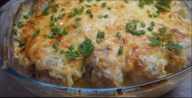 Рецепт мяса в духовке - курица с сыром и маринованным луком