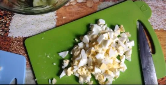 Вареные яйца режем ножиком на любые части