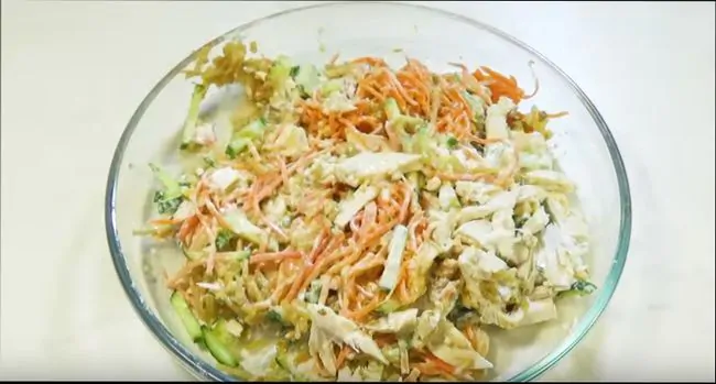 Салат с куриной грудкой, соленым огурцом, корейской морковью