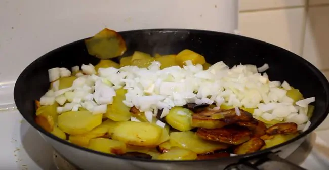 Как вкусно и быстро пожарить картошку просто с луком