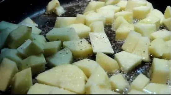 картошечку закидываем в сковородку