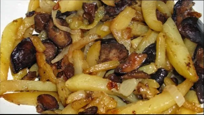 Картошка жареная с грибами и луком