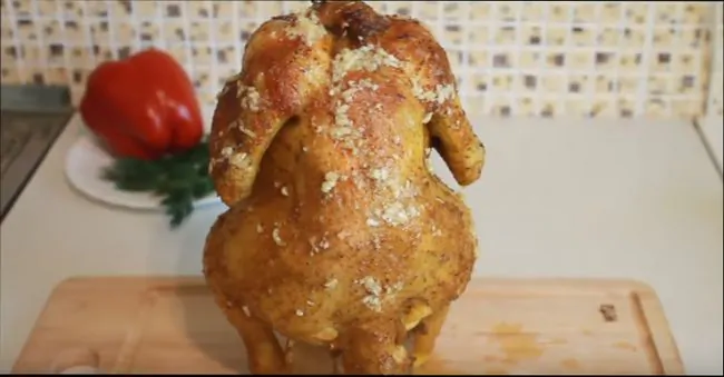 Курица запеченная в духовке с хрустящей корочкой на бутылке