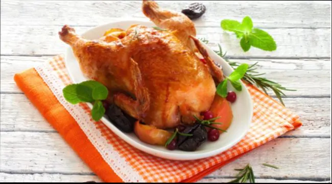 Курица в фольге в духовке с черносливом