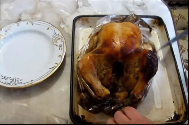 Целиком запеченная курица в рукаве - классический рецепт