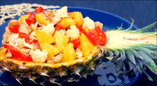 «Индейка в ананасе» - салат на удивление