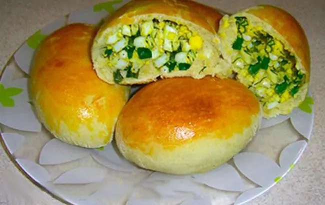 домашние пирожки с яйцом и зеленым луком в духовке