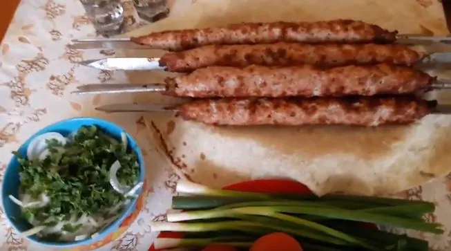 Рецепт люля-кебаб на шампурах и решетке