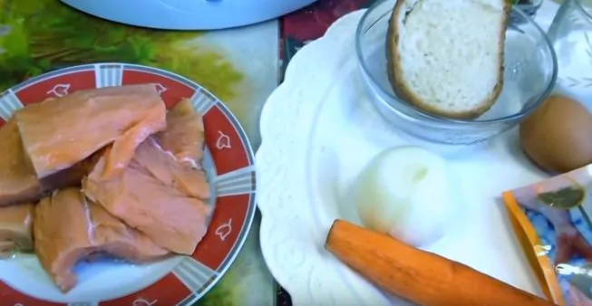 Рыбные котлеты на пару с добавлением морковки