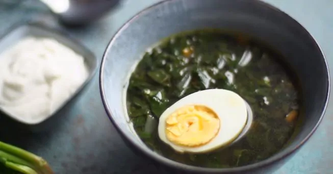 Насыщенный вкус супа из крапивы с яйцом и щавелем