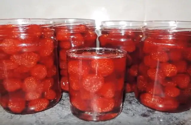 Клубника в собственном соку - целые ягоды