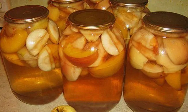 Ароматный компот с персиками и яблоками