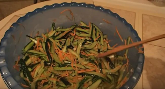 Как консервировать на зиму корейский салатик с огурцами
