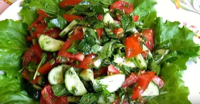 Оригинальный рецепт летнего салата из помидоров, лука и огурцов