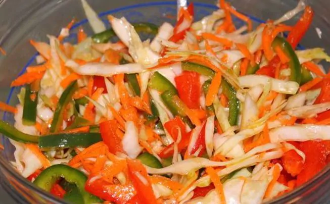 Летний салат «Морковная феерия» с чесночной заправкой