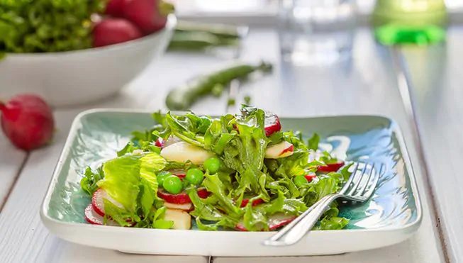 Летние салаты - рецепт из редиса и свежего горошка