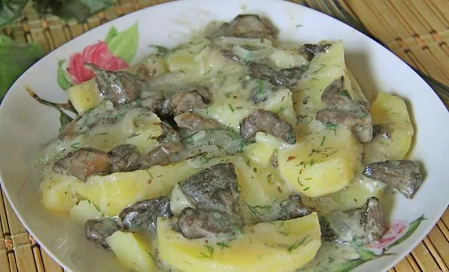 Картошка с грибами в сметане на сковороде под крышкой