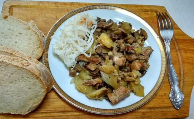 Как приготовить жареную картошку с шампиньонами и мясом в духовке