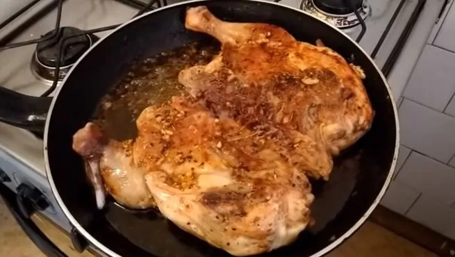 Цыпленок табака на сковороде с румяной корочкой